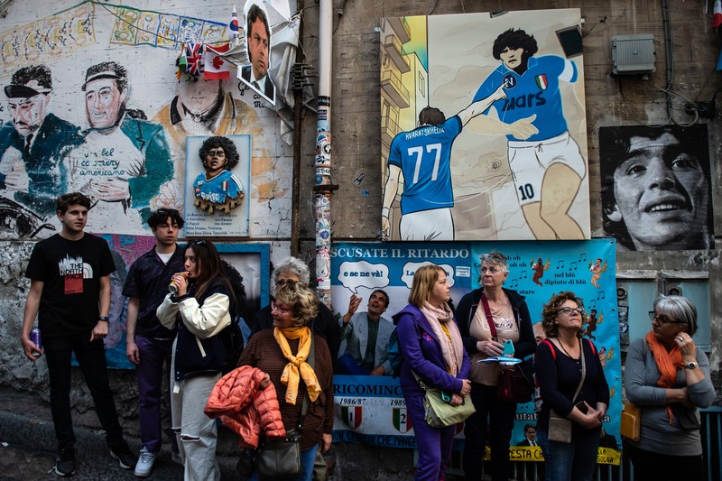 Bendera, spanduk, dan pita dipajang di jalan-jalan untuk merayakan kemenangan gelar Serie A ketiga pada 27 April 2023 di Naples, Italia. Bendera, spanduk, dan pita dipajang di jalan-jalan untuk merayakan kemenangan gelar Serie A ketiga pada 27 April 2023 di Naples, Italia. Kota Naples sedang bersiap untuk merayakan kemenangan Scudetto ketiga di kejuaraan Serie A. Di jalan-jalan pusat bersejarah dan di berbagai distrik Napoli, dekorasi, bendera, dan spanduk telah dipasang untuk merayakan kejuaraan sepak bola yang dimainkan oleh tim yang dilatih oleh Spalletti. Para pemain bisa menjadi juara Italia lebih awal, jika mereka berhasil mengalahkan Salernitana dalam derby Campania dalam pertandingan yang akan dimainkan pada hari Minggu pukul 15:00 di Stadion Diego Armando Maradona dan jika Lazio gagal menang tandang melawan Internazionale. Napoli telah memenangkan dua Scudetti dalam sejarahnya pada musim 1986-1987 dan 1989-1990, kedua kemenangan tersebut diperoleh dengan kehadiran Diego Armando Maradona, para fans Neapolitan menunggu untuk dapat merayakan 33 tahun setelah kesuksesan terakhir. (Ivan Romano/Getty Images)