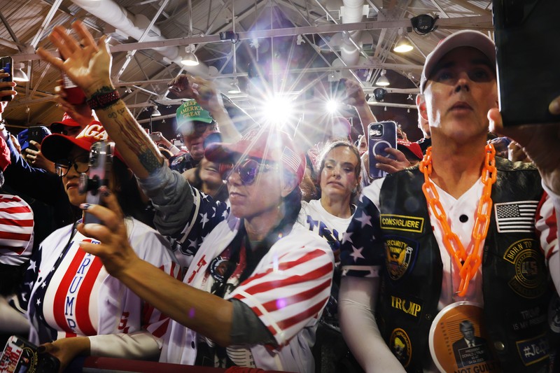 Mantan Presiden Donald Trump menyapa para pendukung pada rapat umum kampanye pada 27 April 2023 di Manchester, New Hampshire. Mantan Presiden Donald Trump menyapa para pendukung pada rapat umum kampanye pada 27 April 2023 di Manchester, New Hampshire. Trump, yang saat ini berurusan dengan semakin banyak kasus hukum terhadapnya, adalah calon presiden dari Partai Republik. (Spencer Platt/Getty Images)
