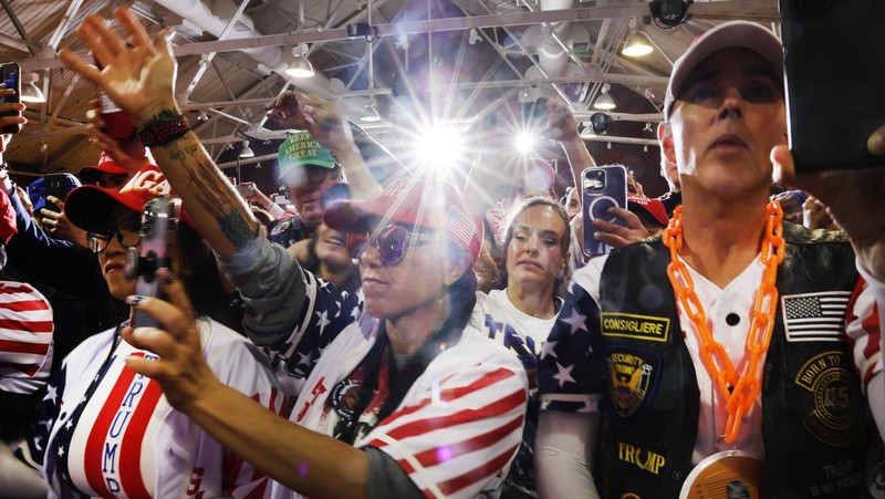 Mantan Presiden Donald Trump menyapa para pendukung pada rapat umum kampanye pada 27 April 2023 di Manchester, New Hampshire. Trump, yang saat ini berurusan dengan semakin banyak kasus hukum terhadapnya, adalah calon presiden dari Partai Republik. (Spencer Platt/Getty Images)