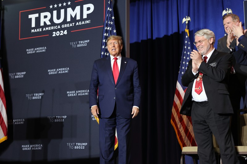 Mantan Presiden Donald Trump menyapa para pendukung pada rapat umum kampanye pada 27 April 2023 di Manchester, New Hampshire. Mantan Presiden Donald Trump menyapa para pendukung pada rapat umum kampanye pada 27 April 2023 di Manchester, New Hampshire. Trump, yang saat ini berurusan dengan semakin banyak kasus hukum terhadapnya, adalah calon presiden dari Partai Republik. (Spencer Platt/Getty Images)