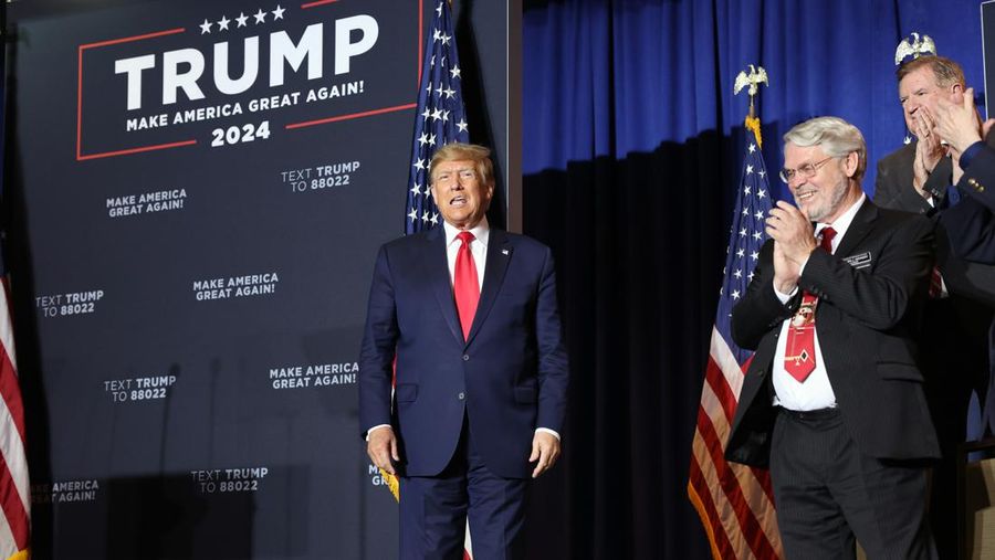 Mantan Presiden Donald Trump menyapa para pendukung pada rapat umum kampanye pada 27 April 2023 di Manchester, New Hampshire. Trump, yang saat ini berurusan dengan semakin banyak kasus hukum terhadapnya, adalah calon presiden dari Partai Republik. (Spencer Platt/Getty Images)