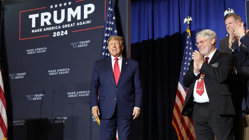Mantan Presiden Donald Trump menyapa para pendukung pada rapat umum kampanye pada 27 April 2023 di Manchester, New Hampshire. Trump, yang saat ini berurusan dengan semakin banyak kasus hukum terhadapnya, adalah calon presiden dari Partai Republik. (Spencer Platt/Getty Images)