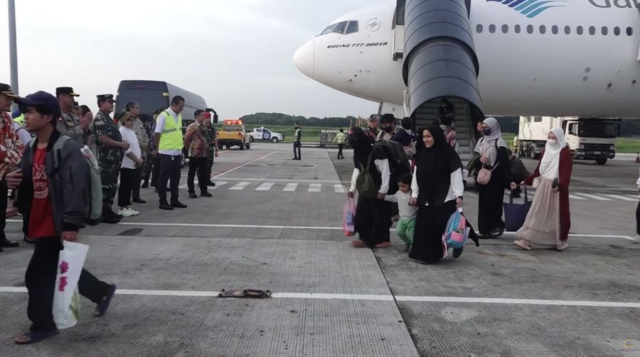 Pesawat Garuda Indonesia GA 991 yang membawa 385 warga negara Indonesia (WNI) yang dievakuasi dari Sudan mendarat di tanah air, Jumat (28/04/2023) pagi sekitar pukul 05.46 WIB. (Tangkapan Layar Youtube MoFA Indonesia)