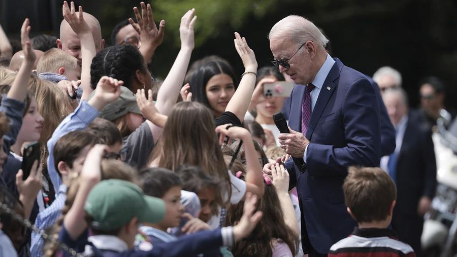 Presiden AS Joe Biden bersama anak-anak yang berpakaian seperti agen Secret Service di acara Hari Bawa Anak Anda ke Tempat Kerja 27 April 2023 di Washington, DC. (Getty Images/Win McNamee)