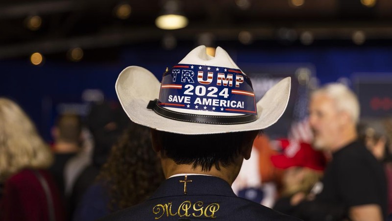 Mantan Presiden Donald Trump menyapa para pendukung pada rapat umum kampanye pada 27 April 2023 di Manchester, New Hampshire. Trump, yang saat ini berurusan dengan semakin banyak kasus hukum terhadapnya, adalah calon presiden dari Partai Republik. (Spencer Platt/Getty Images)