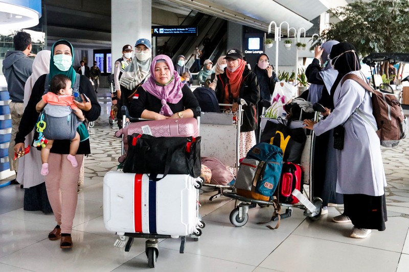 Seorang WNI yang dievakuasi dari Sudan duduk di dalam bus setelah dia tiba di Bandara Soekarno-Hatta di Tangerang, Banten, Jumat (28/4/2023). (REUTERS/AJENG DINAR ULFIANA) Seorang WNI yang dievakuasi dari Sudan duduk di dalam bus setelah dia tiba di Bandara Soekarno-Hatta di Tangerang, Banten, Jumat (28/4/2023). (REUTERS/AJENG DINAR ULFIANA)