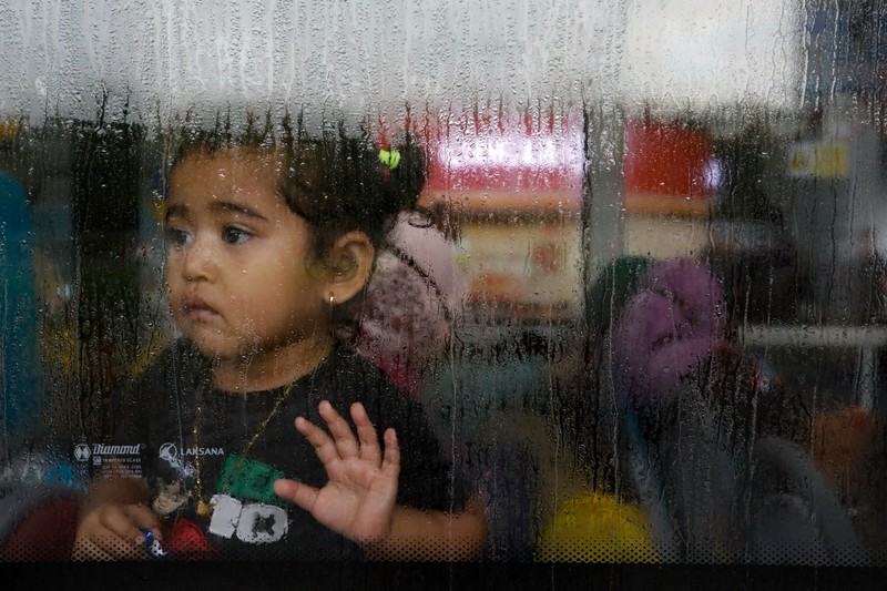 Seorang WNI yang dievakuasi dari Sudan duduk di dalam bus setelah dia tiba di Bandara Soekarno-Hatta di Tangerang, Banten, Jumat (28/4/2023). (REUTERS/AJENG DINAR ULFIANA) Seorang WNI yang dievakuasi dari Sudan duduk di dalam bus setelah dia tiba di Bandara Soekarno-Hatta di Tangerang, Banten, Jumat (28/4/2023). (REUTERS/AJENG DINAR ULFIANA)