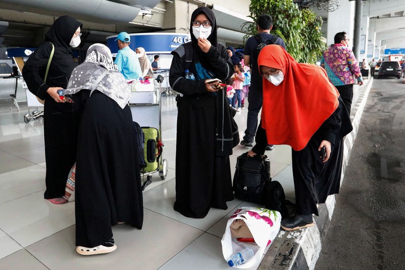 Seorang WNI yang dievakuasi dari Sudan duduk di dalam bus setelah dia tiba di Bandara Soekarno-Hatta di Tangerang, Banten, Jumat (28/4/2023). (REUTERS/AJENG DINAR ULFIANA) Seorang WNI yang dievakuasi dari Sudan duduk di dalam bus setelah dia tiba di Bandara Soekarno-Hatta di Tangerang, Banten, Jumat (28/4/2023). (REUTERS/AJENG DINAR ULFIANA)