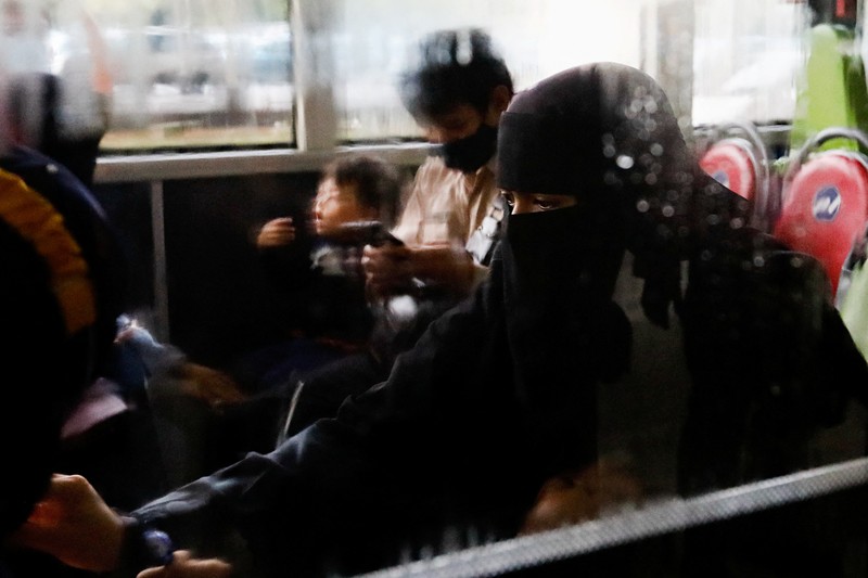 Seorang WNI yang dievakuasi dari Sudan duduk di dalam bus setelah dia tiba di Bandara Soekarno-Hatta di Tangerang, Banten, Jumat (28/4/2023). (REUTERS/AJENG DINAR ULFIANA) Seorang WNI yang dievakuasi dari Sudan duduk di dalam bus setelah dia tiba di Bandara Soekarno-Hatta di Tangerang, Banten, Jumat (28/4/2023). (REUTERS/AJENG DINAR ULFIANA)