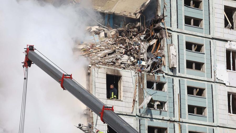 Serangan rudal Rusia kembali menargetkan beberapa kota di Ukraina, termasuk ibu kota Kiev. (National Police of Ukraine via AP)