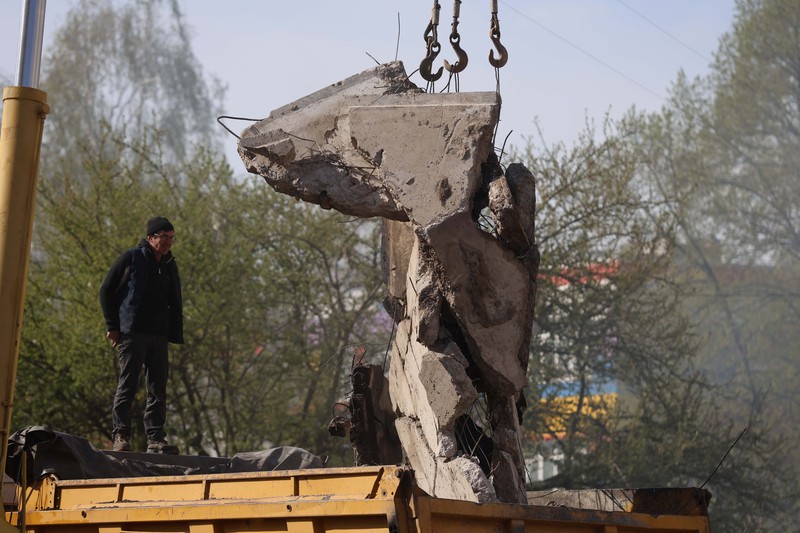 Serangan rudal Rusia kembali menargetkan beberapa kota di Ukraina, termasuk ibu kota Kiev. (National Police of Ukraine via AP) Serangan rudal Rusia kembali menargetkan beberapa kota di Ukraina, termasuk ibu kota Kiev. (National Police of Ukraine via AP)