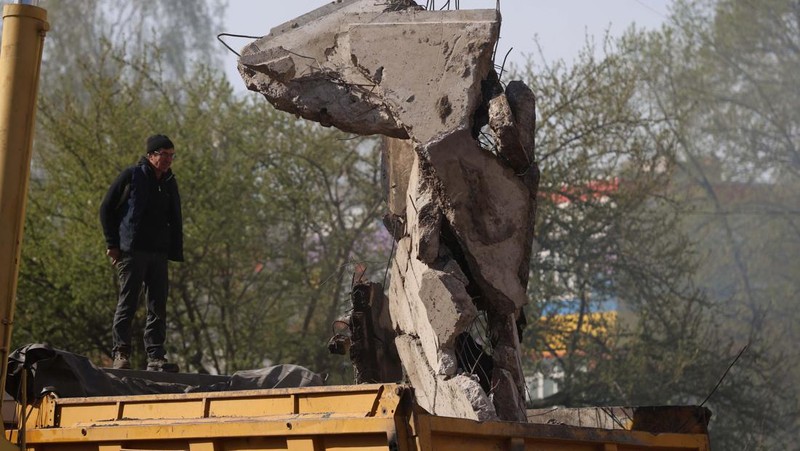 Serangan rudal Rusia kembali menargetkan beberapa kota di Ukraina, termasuk ibu kota Kiev. (National Police of Ukraine via AP)