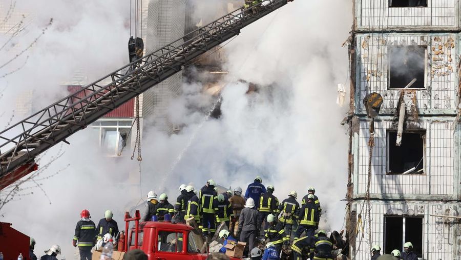 Serangan rudal Rusia kembali menargetkan beberapa kota di Ukraina, termasuk ibu kota Kiev. (National Police of Ukraine via AP)
