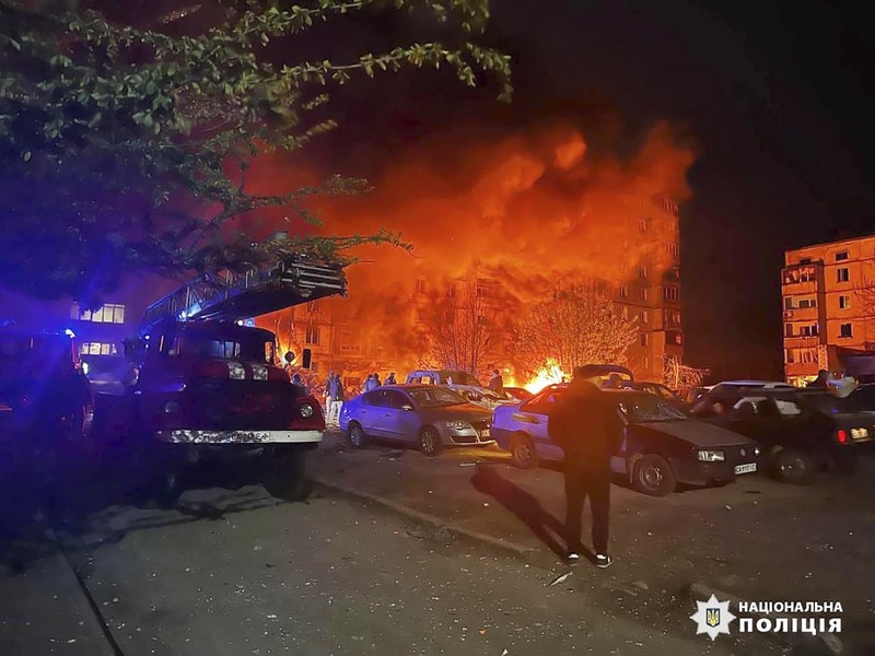 Serangan rudal Rusia kembali menargetkan beberapa kota di Ukraina, termasuk ibu kota Kiev. (National Police of Ukraine via AP) Serangan rudal Rusia kembali menargetkan beberapa kota di Ukraina, termasuk ibu kota Kiev. (National Police of Ukraine via AP)