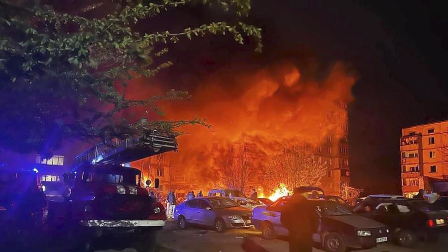 Serangan rudal Rusia kembali menargetkan beberapa kota di Ukraina, termasuk ibu kota Kiev. (National Police of Ukraine via AP)