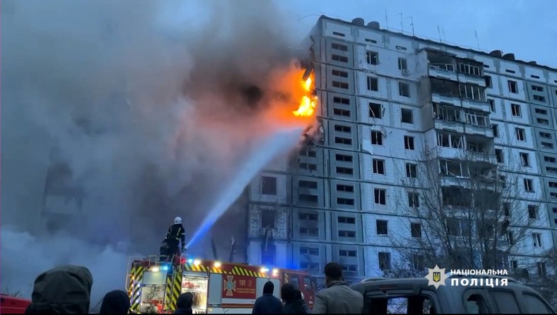 Serangan rudal Rusia kembali menargetkan beberapa kota di Ukraina, termasuk ibu kota Kiev. (National Police of Ukraine via AP) Serangan rudal Rusia kembali menargetkan beberapa kota di Ukraina, termasuk ibu kota Kiev. (National Police of Ukraine via AP)