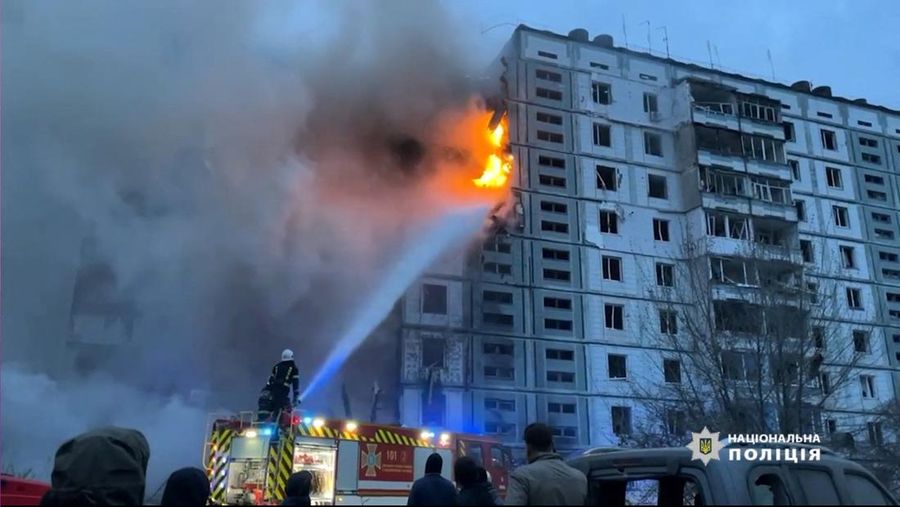 Serangan rudal Rusia kembali menargetkan beberapa kota di Ukraina, termasuk ibu kota Kiev. (National Police of Ukraine via AP)