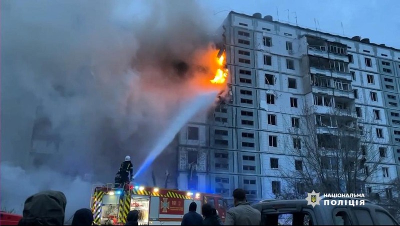 Serangan rudal Rusia kembali menargetkan beberapa kota di Ukraina, termasuk ibu kota Kiev. (National Police of Ukraine via AP)