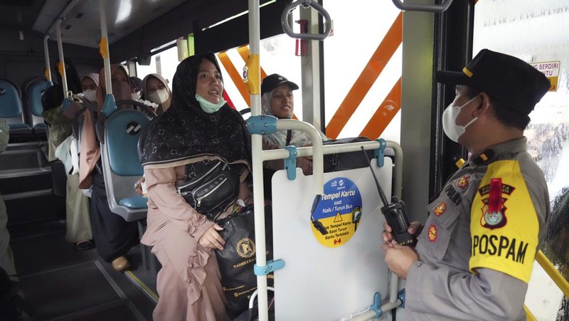Seorang WNI yang dievakuasi dari Sudan duduk di dalam bus setelah dia tiba di Bandara Soekarno-Hatta di Tangerang, Banten, Jumat (28/4/2023). (REUTERS/AJENG DINAR ULFIANA)