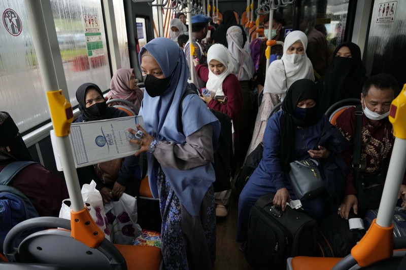 Seorang WNI yang dievakuasi dari Sudan duduk di dalam bus setelah dia tiba di Bandara Soekarno-Hatta di Tangerang, Banten, Jumat (28/4/2023). (REUTERS/AJENG DINAR ULFIANA) Seorang WNI yang dievakuasi dari Sudan duduk di dalam bus setelah dia tiba di Bandara Soekarno-Hatta di Tangerang, Banten, Jumat (28/4/2023). (REUTERS/AJENG DINAR ULFIANA)