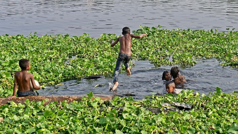Seorang wanita menggunakan kipas tangan saat suhu mencapai rekor 45,4 derajat Celcius (113,7 Fahrenheit) di Bangkok, Thailand, 22 April 2023. (REUTERS/Chalinee Thirasupa)