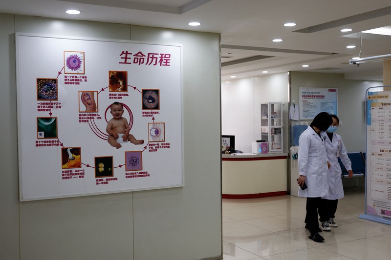 Anggota staf berjalan melewati ruang tunggu pusat reproduksi berbantuan di Rumah Sakit Keluarga Sempurna Beijing, yang berspesialisasi dalam perawatan kesuburan, di Beijing, China 6 April 2023. Anggota staf berjalan melewati ruang tunggu pusat reproduksi berbantuan di Rumah Sakit Keluarga Sempurna Beijing, yang berspesialisasi dalam perawatan kesuburan, di Beijing, China 6 April 2023. (REUTERS/Tingshu Wang)