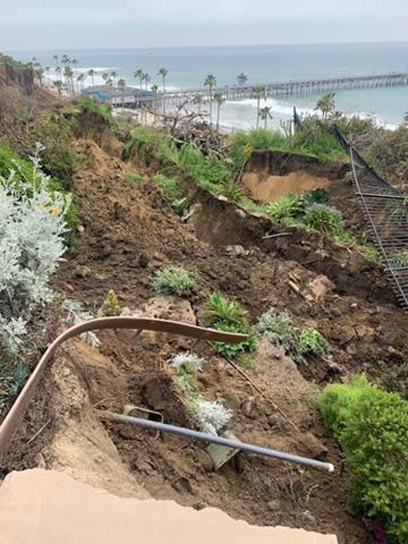 Rumah di sepanjang W. Avenida Marquita terancam longsor pada Jumat, 28 April 2023 di San Clemente, CA. Rumah di sepanjang W. Avenida Marquita terancam longsor pada Jumat, 28 April 2023 di San Clemente, CA. Layanan kereta api tetap tidak tersedia di Orange County selatan hari ini karena tanah longsor yang merusak Pusat Budaya dan Taman Casa Romantica yang bersejarah dan mengirimkan kotoran dan puing-puing mengalir ke lereng bukit menuju rel kereta api pesisir. (Gary Coronado / Los Angeles Times via Getty Images)
