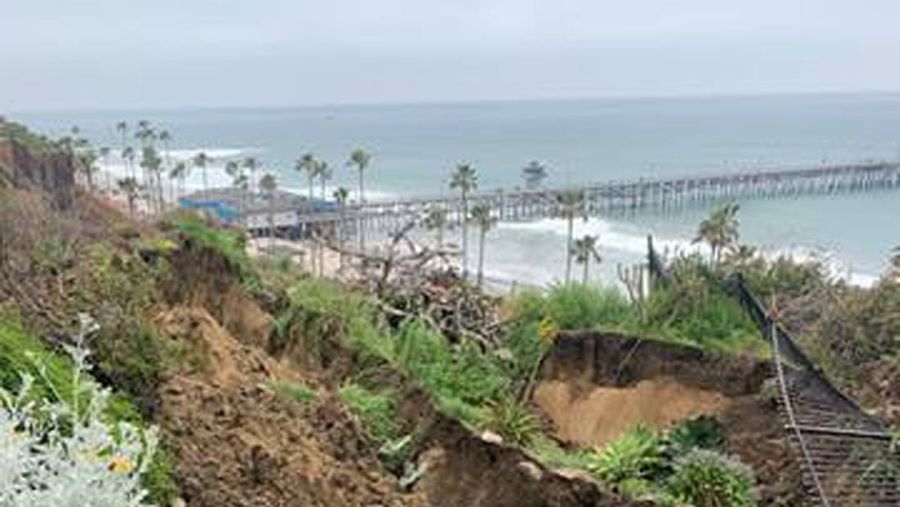 Rumah di sepanjang W. Avenida Marquita terancam longsor pada Jumat, 28 April 2023 di San Clemente, CA. Layanan kereta api tetap tidak tersedia di Orange County selatan hari ini karena tanah longsor yang merusak Pusat Budaya dan Taman Casa Romantica yang bersejarah dan mengirimkan kotoran dan puing-puing mengalir ke lereng bukit menuju rel kereta api pesisir. (Gary Coronado / Los Angeles Times via Getty Images)