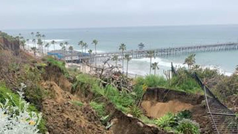 Rumah di sepanjang W. Avenida Marquita terancam longsor pada Jumat, 28 April 2023 di San Clemente, CA. Layanan kereta api tetap tidak tersedia di Orange County selatan hari ini karena tanah longsor yang merusak Pusat Budaya dan Taman Casa Romantica yang bersejarah dan mengirimkan kotoran dan puing-puing mengalir ke lereng bukit menuju rel kereta api pesisir. (Gary Coronado / Los Angeles Times via Getty Images)