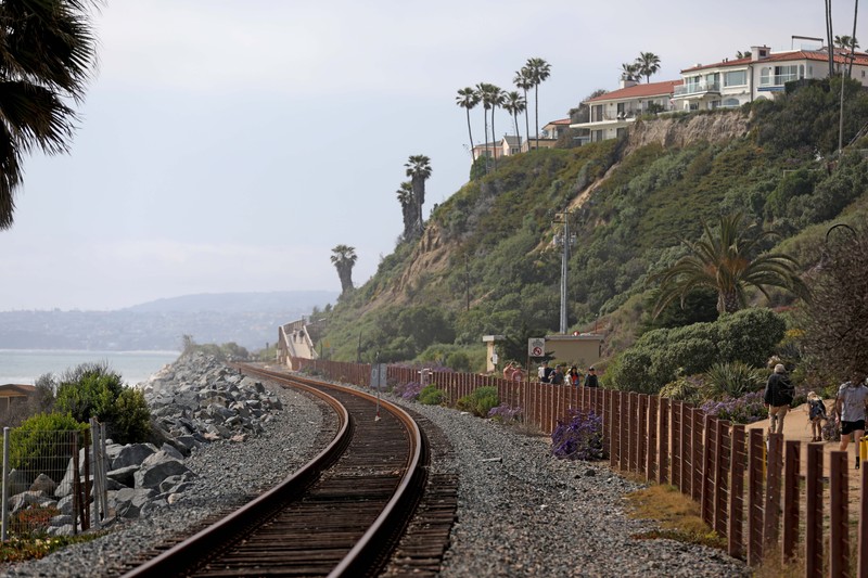 Rumah di sepanjang W. Avenida Marquita terancam longsor pada Jumat, 28 April 2023 di San Clemente, CA. Layanan kereta api tetap tidak tersedia di Orange County selatan hari ini karena tanah longsor yang merusak Pusat Budaya dan Taman Casa Romantica yang bersejarah dan mengirimkan kotoran dan puing-puing mengalir ke lereng bukit menuju rel kereta api pesisir. (Gary Coronado / Los Angeles Times via Getty Images)