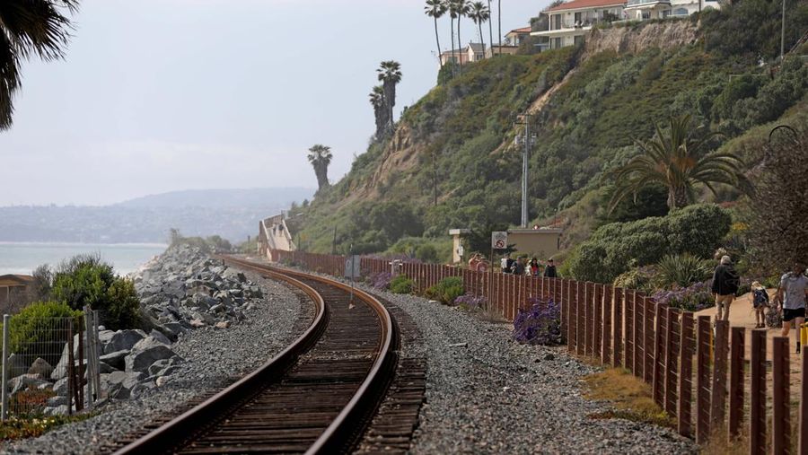 Rumah di sepanjang W. Avenida Marquita terancam longsor pada Jumat, 28 April 2023 di San Clemente, CA. Layanan kereta api tetap tidak tersedia di Orange County selatan hari ini karena tanah longsor yang merusak Pusat Budaya dan Taman Casa Romantica yang bersejarah dan mengirimkan kotoran dan puing-puing mengalir ke lereng bukit menuju rel kereta api pesisir. (Gary Coronado / Los Angeles Times via Getty Images)