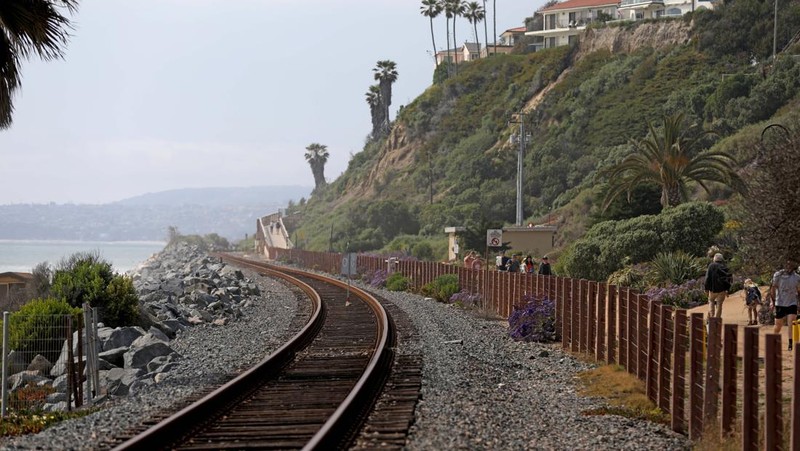 Rumah di sepanjang W. Avenida Marquita terancam longsor pada Jumat, 28 April 2023 di San Clemente, CA. Layanan kereta api tetap tidak tersedia di Orange County selatan hari ini karena tanah longsor yang merusak Pusat Budaya dan Taman Casa Romantica yang bersejarah dan mengirimkan kotoran dan puing-puing mengalir ke lereng bukit menuju rel kereta api pesisir. (Gary Coronado / Los Angeles Times via Getty Images)