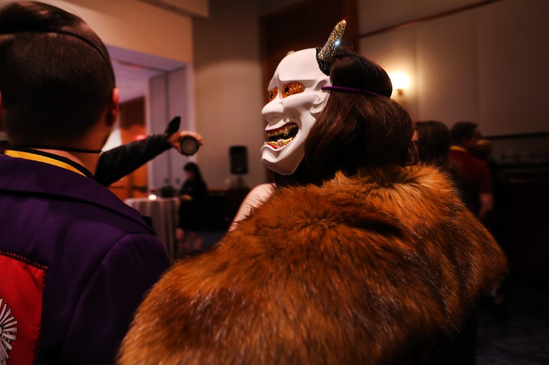 Orang-orang menghadiri 'Bola Setan' di SatanCon pada 28 April 2023 di Boston, Massachusetts. Orang-orang menghadiri 'Bola Setan' di SatanCon pada 28 April 2023 di Boston, Massachusetts. SantaCon, yang diselenggarakan oleh Kuil Setan, mengklaim sebagai pertemuan setan terbesar dalam sejarah. Sejumlah kelompok aktivis memprotes di luar acara yang akan berlangsung hingga akhir pekan ini. SatanCon akan menampilkan ritual setan, hiburan, dan panel diskusi. Kuil Setan mengadvokasi pemisahan gereja dan negara dan menentang larangan aborsi. (Spencer Platt/Getty Images)