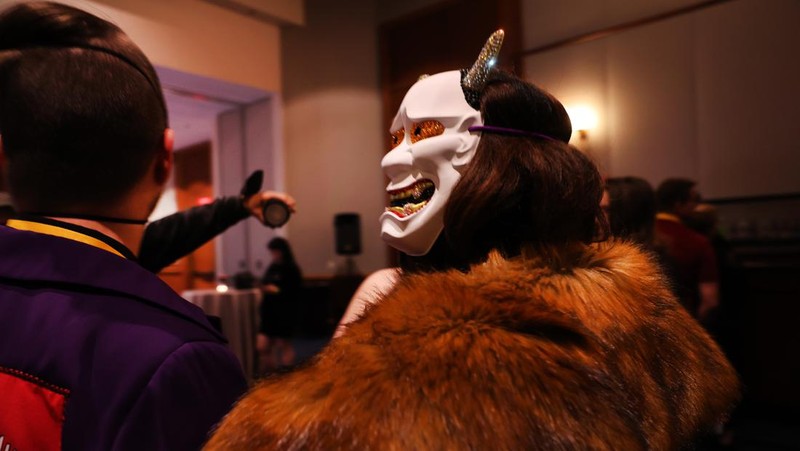 Orang-orang menghadiri 'Bola Setan' di SatanCon pada 28 April 2023 di Boston, Massachusetts. SantaCon, yang diselenggarakan oleh Kuil Setan, mengklaim sebagai pertemuan setan terbesar dalam sejarah. Sejumlah kelompok aktivis memprotes di luar acara yang akan berlangsung hingga akhir pekan ini. SatanCon akan menampilkan ritual setan, hiburan, dan panel diskusi. Kuil Setan mengadvokasi pemisahan gereja dan negara dan menentang larangan aborsi. (Spencer Platt/Getty Images)