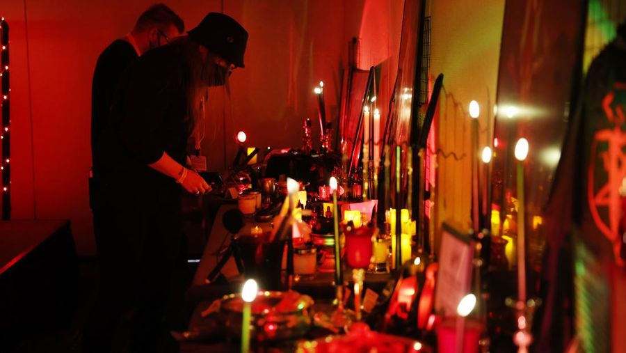 Orang-orang menghadiri 'Bola Setan' di SatanCon pada 28 April 2023 di Boston, Massachusetts. SantaCon, yang diselenggarakan oleh Kuil Setan, mengklaim sebagai pertemuan setan terbesar dalam sejarah. Sejumlah kelompok aktivis memprotes di luar acara yang akan berlangsung hingga akhir pekan ini. SatanCon akan menampilkan ritual setan, hiburan, dan panel diskusi. Kuil Setan mengadvokasi pemisahan gereja dan negara dan menentang larangan aborsi. (Spencer Platt/Getty Images)