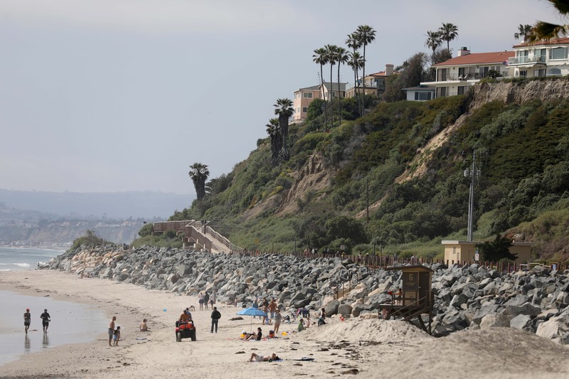 Rumah di sepanjang W. Avenida Marquita terancam longsor pada Jumat, 28 April 2023 di San Clemente, CA. Layanan kereta api tetap tidak tersedia di Orange County selatan hari ini karena tanah longsor yang merusak Pusat Budaya dan Taman Casa Romantica yang bersejarah dan mengirimkan kotoran dan puing-puing mengalir ke lereng bukit menuju rel kereta api pesisir. (Gary Coronado / Los Angeles Times via Getty Images)