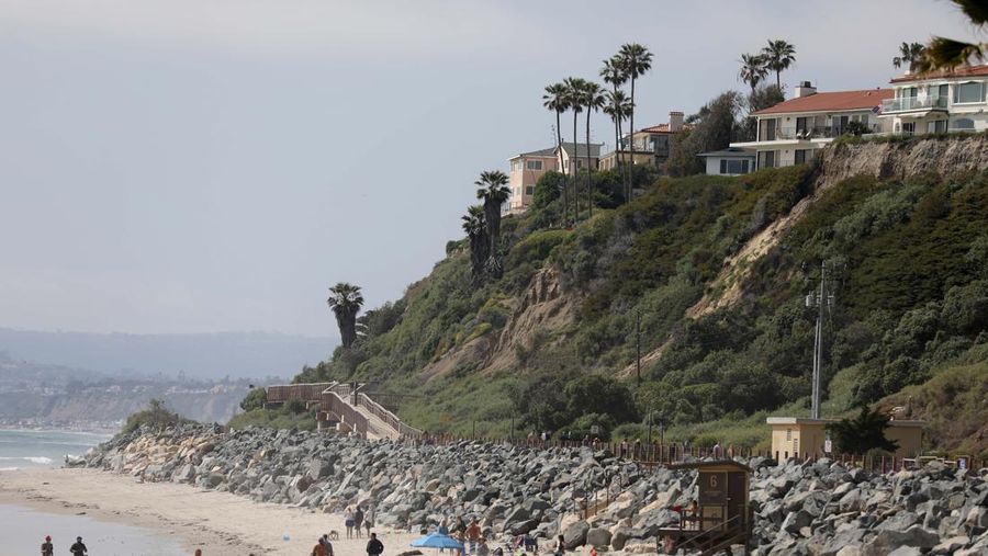 Rumah di sepanjang W. Avenida Marquita terancam longsor pada Jumat, 28 April 2023 di San Clemente, CA. Layanan kereta api tetap tidak tersedia di Orange County selatan hari ini karena tanah longsor yang merusak Pusat Budaya dan Taman Casa Romantica yang bersejarah dan mengirimkan kotoran dan puing-puing mengalir ke lereng bukit menuju rel kereta api pesisir. (Gary Coronado / Los Angeles Times via Getty Images)