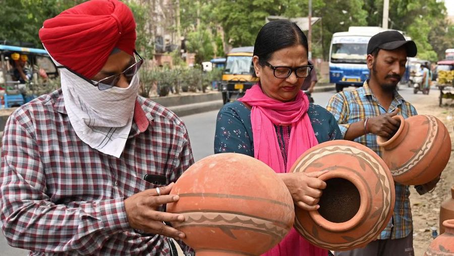 Seorang wanita menggunakan kipas tangan saat suhu mencapai rekor 45,4 derajat Celcius (113,7 Fahrenheit) di Bangkok, Thailand, 22 April 2023. (REUTERS/Chalinee Thirasupa)