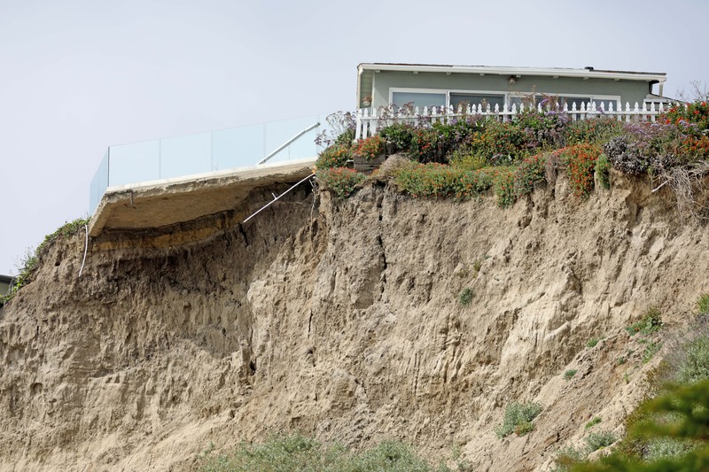 Rumah di sepanjang W. Avenida Marquita terancam longsor pada Jumat, 28 April 2023 di San Clemente, CA. Rumah di sepanjang W. Avenida Marquita terancam longsor pada Jumat, 28 April 2023 di San Clemente, CA. Layanan kereta api tetap tidak tersedia di Orange County selatan hari ini karena tanah longsor yang merusak Pusat Budaya dan Taman Casa Romantica yang bersejarah dan mengirimkan kotoran dan puing-puing mengalir ke lereng bukit menuju rel kereta api pesisir. (Gary Coronado / Los Angeles Times via Getty Images)