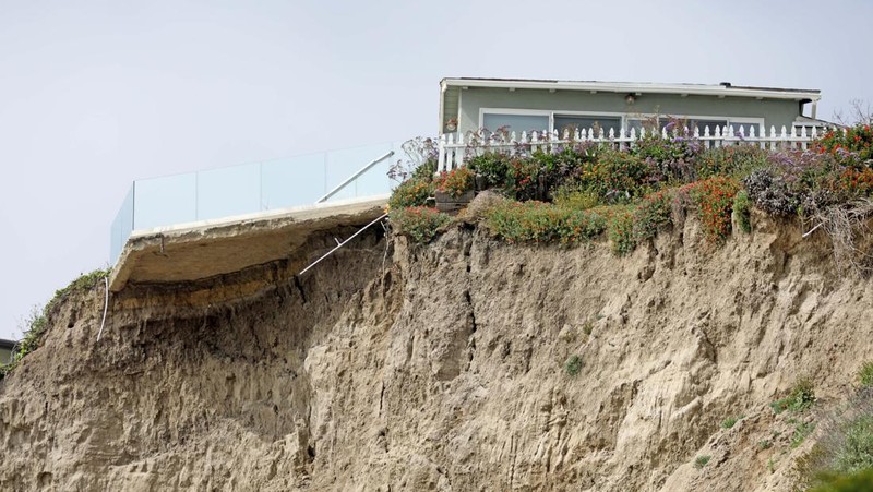 Rumah di sepanjang W. Avenida Marquita terancam longsor pada Jumat, 28 April 2023 di San Clemente, CA. Layanan kereta api tetap tidak tersedia di Orange County selatan hari ini karena tanah longsor yang merusak Pusat Budaya dan Taman Casa Romantica yang bersejarah dan mengirimkan kotoran dan puing-puing mengalir ke lereng bukit menuju rel kereta api pesisir. (Gary Coronado / Los Angeles Times via Getty Images)