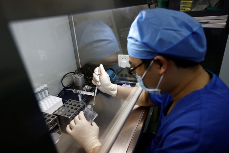 Anggota staf berjalan melewati ruang tunggu pusat reproduksi berbantuan di Rumah Sakit Keluarga Sempurna Beijing, yang berspesialisasi dalam perawatan kesuburan, di Beijing, China 6 April 2023. Anggota staf berjalan melewati ruang tunggu pusat reproduksi berbantuan di Rumah Sakit Keluarga Sempurna Beijing, yang berspesialisasi dalam perawatan kesuburan, di Beijing, China 6 April 2023. (REUTERS/Tingshu Wang)