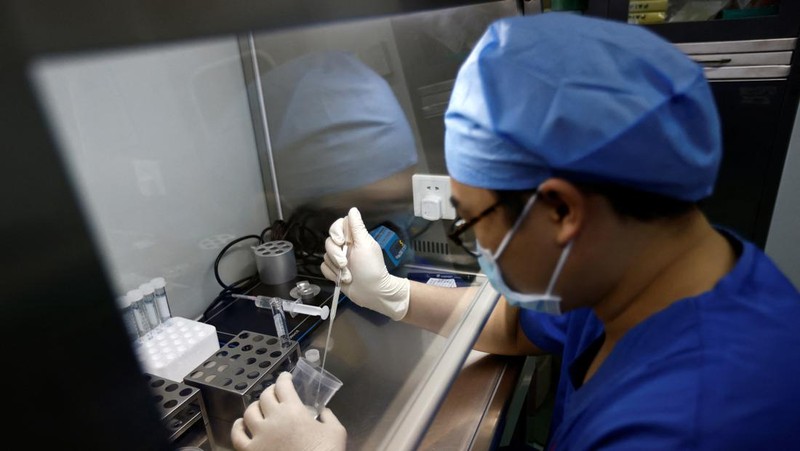 Anggota staf berjalan melewati ruang tunggu pusat reproduksi berbantuan di Rumah Sakit Keluarga Sempurna Beijing, yang berspesialisasi dalam perawatan kesuburan, di Beijing, China 6 April 2023. (REUTERS/Tingshu Wang)