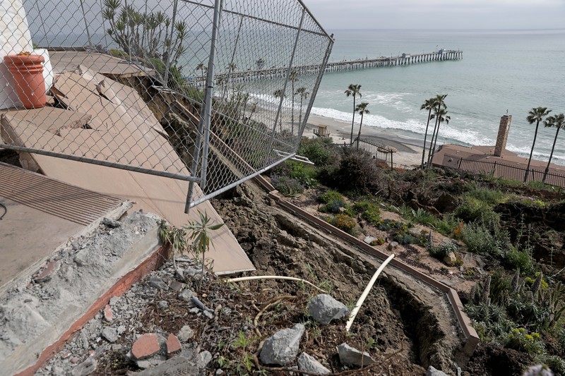 Rumah di sepanjang W. Avenida Marquita terancam longsor pada Jumat, 28 April 2023 di San Clemente, CA. Rumah di sepanjang W. Avenida Marquita terancam longsor pada Jumat, 28 April 2023 di San Clemente, CA. Layanan kereta api tetap tidak tersedia di Orange County selatan hari ini karena tanah longsor yang merusak Pusat Budaya dan Taman Casa Romantica yang bersejarah dan mengirimkan kotoran dan puing-puing mengalir ke lereng bukit menuju rel kereta api pesisir. (Gary Coronado / Los Angeles Times via Getty Images)