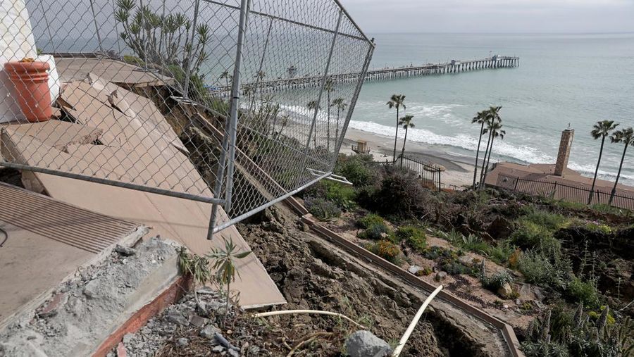 Rumah di sepanjang W. Avenida Marquita terancam longsor pada Jumat, 28 April 2023 di San Clemente, CA. Layanan kereta api tetap tidak tersedia di Orange County selatan hari ini karena tanah longsor yang merusak Pusat Budaya dan Taman Casa Romantica yang bersejarah dan mengirimkan kotoran dan puing-puing mengalir ke lereng bukit menuju rel kereta api pesisir. (Gary Coronado / Los Angeles Times via Getty Images)