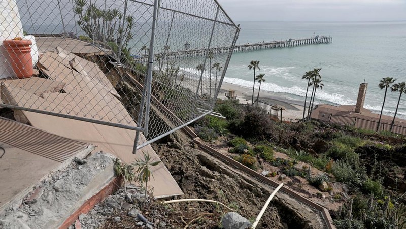 Rumah di sepanjang W. Avenida Marquita terancam longsor pada Jumat, 28 April 2023 di San Clemente, CA. Layanan kereta api tetap tidak tersedia di Orange County selatan hari ini karena tanah longsor yang merusak Pusat Budaya dan Taman Casa Romantica yang bersejarah dan mengirimkan kotoran dan puing-puing mengalir ke lereng bukit menuju rel kereta api pesisir. (Gary Coronado / Los Angeles Times via Getty Images)