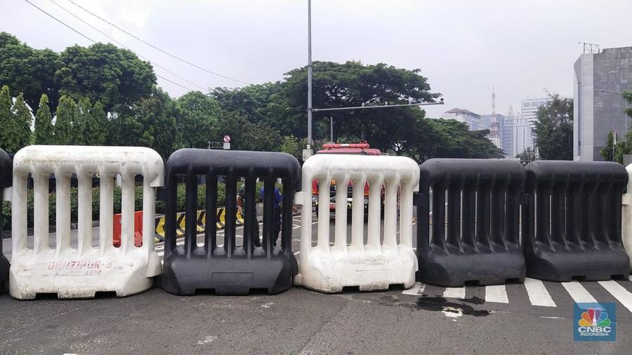 Penampakan depan istana ditutup saat aksi demo buruh May Day 2023
