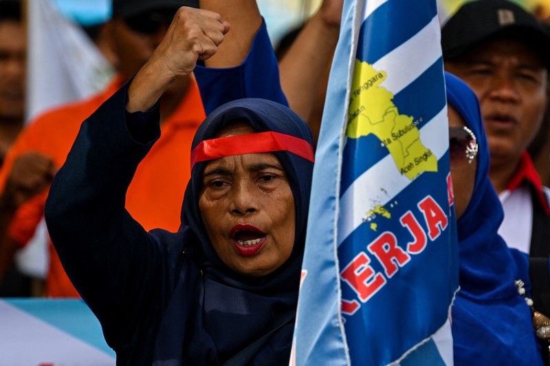 Aksi Hari Buruh di Banda Aceh. (AFP via Getty Images/CHAIDEER MAHYUDDIN)