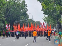 Video: Massa Buruh Tumpah ke Jakarta, Begini Penampakannya