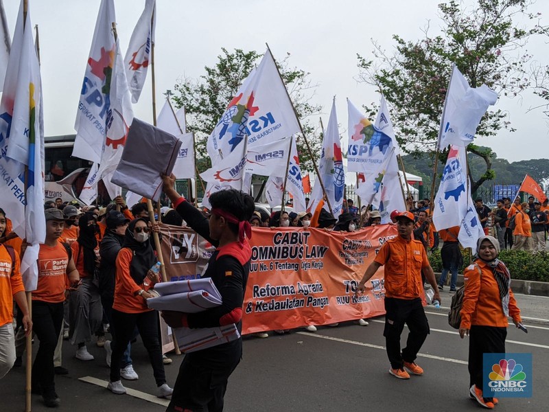 Demo buruh akan berlangsung di Jakarta, Senin (1/5/2023), guna memperingati hari buruh atau Mei Day. (CNBC Indonesia/Emir Yanwardhana) Demo buruh akan berlangsung di Jakarta, Senin (1/5/2023), guna memperingati hari buruh atau Mei Day. (CNBC Indonesia/Emir Yanwardhana)