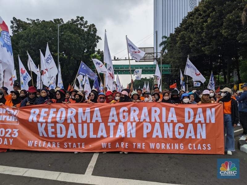 Demo buruh akan berlangsung di Jakarta, Senin (1/5/2023), guna memperingati hari buruh atau Mei Day. (CNBC Indonesia/Emir Yanwardhana) Demo buruh akan berlangsung di Jakarta, Senin (1/5/2023), guna memperingati hari buruh atau Mei Day. (CNBC Indonesia/Emir Yanwardhana)